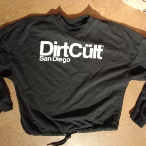 Dirtcült sweatshirt - Svart Dirtcült sweatshirt i bra skick. Aningen croppad.