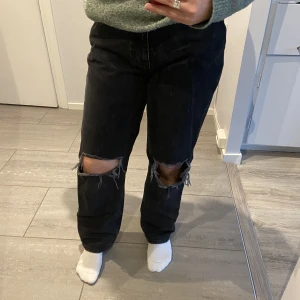 Svarta jeans med hål på knäna - Fortfarande i väldigt bra skick. 
