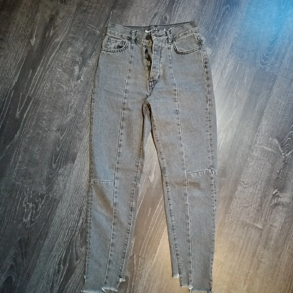 Gråa jeans i storlek XS, bra skick!. Jeans & Byxor.