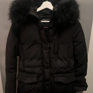 Hollies jacka  - Jag säljer nu min hollies jacka, har använt den en vinter, den har blivit lite blank vid magen så lite grå/svart går säkert bort i en kemtvätt därav jag säljer den billigare. Syns inte lika tydligt i verkligheten som på bild! Stl. 36 