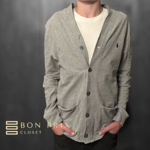 Ralph lauren cardigan  - Riktigt härlig cardigan från Ralph lauren🪐. Passar XS. Säljer billigt då den har två små fläckar, syns knappt. Modellen på bilden är 169 cm💫  Skriv vid frågor eller funderingar🤝