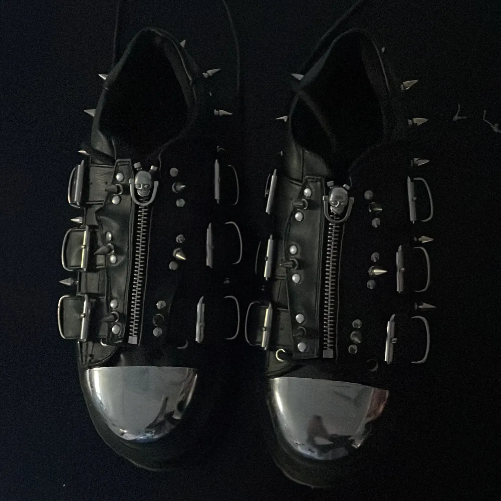 Demonia skor från demoniacult välanvända, småfel förekommer (bild finns, bara att fråga)  nypris 1650kr. Skor.