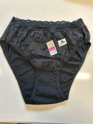 Trosa - Fin ny trosa svart.  Storlek EU se nedan: EU 38 - UK 10 fits Waist 69-72cm and Bust 88-92cm EU 40 - UK 12 fits Waist 73-77cm and Bust 93-97cm