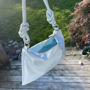 Nelly x Bianca blå väska  - Säljer min fina blå väska från Biancas kollektion med Nelly. Den är använd fåtal gånger med lite smuts från smink i väskan (kan säkert tvätta bort det). Annars inga direkts defekter men känner att den behöver en ny ägare som älskar den mer💙🦋