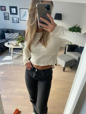 Långärmad mönstrad tröja - En beige långärmad tröja med mönster och volanger, använd ett fåtal gånger men är som ny. Stretchig i materialet och kroppad.