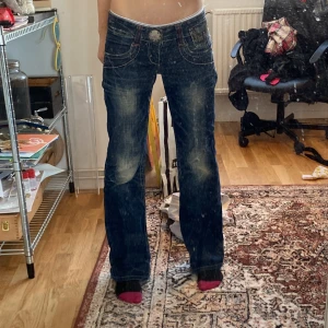 Red Pepper lågmidjade jeans - Lågmidjde bootcut jeans med jättesnygga detaljer på bakfickorna och där fram (skriv för bättre bilder) Storlek 25 vilket motsvarar 32 ungefär. Ganska använda men inte så slita.