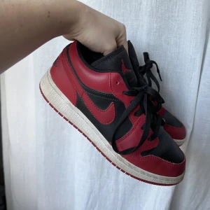 Jordans - Säljer mina snygga Jordans! Lite slitningar men i helhet i fint skick. Köptes i Spanien. Hör av er om ni har frågor :)