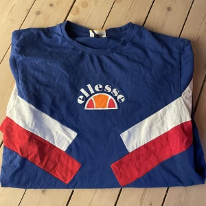 ELLESSE T SHIRT - Superbra skick! Storlek S