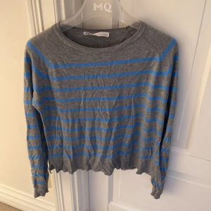 Blå och grå randig tröja från zara - En blå och grå randig tröja ifrån Zara, i storlek S, är använd ganska många gånger men är i bra skick!