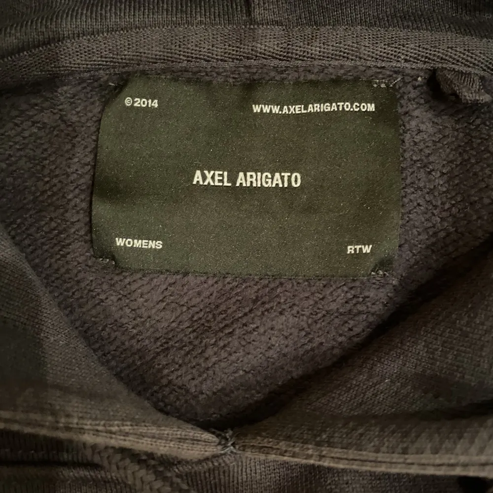 Hej, säljer min Axel Arigato  hoodie på grund av att den är för liten. Den är grå svart och storlek s i gott skick. Prutbart.. Hoodies.
