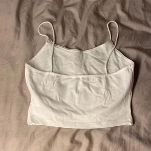 Vit topp  - Vanlig vit topp från SHEIN, aldrig använd och mjukt material.