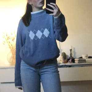 Stickad tröja - Blå stickad tröja i tjockt material köpt second hand men i väldigt bra skick med inga tydliga defekter💕 säljer då den inte kommer till användning! Strl L men passar bra på mig som oftast har s!