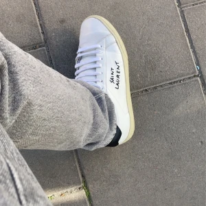 INTRESSE KOLL - Hej! Kör en intressekoll på dessa Saint Laurent dojjor i storlek 43-44. Ny pris runt 7000kr. Är det något ni undrar eller om ni vill ha fler bilder eller annat är det bara att höra av sig :) har alla äkthetsbevis samt kvitto :) inget tjat om 🐼 tack !