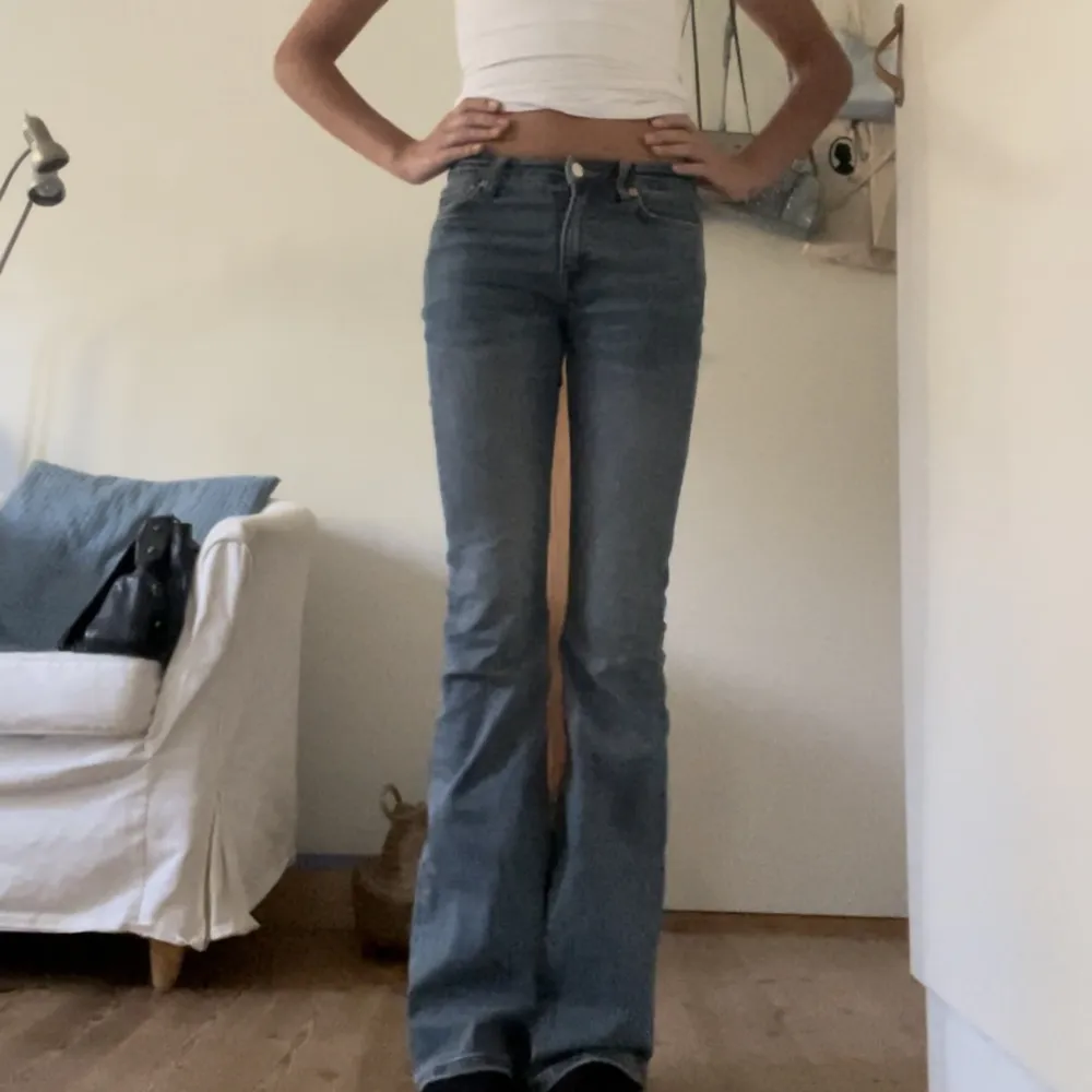 Ett par lågmidjade bootcut jeans från weekday i modellen flame i storlek 24/32. Bra skick och inte använda så mycket. Jeansen är mycket stretchiga. Jeans & Byxor.