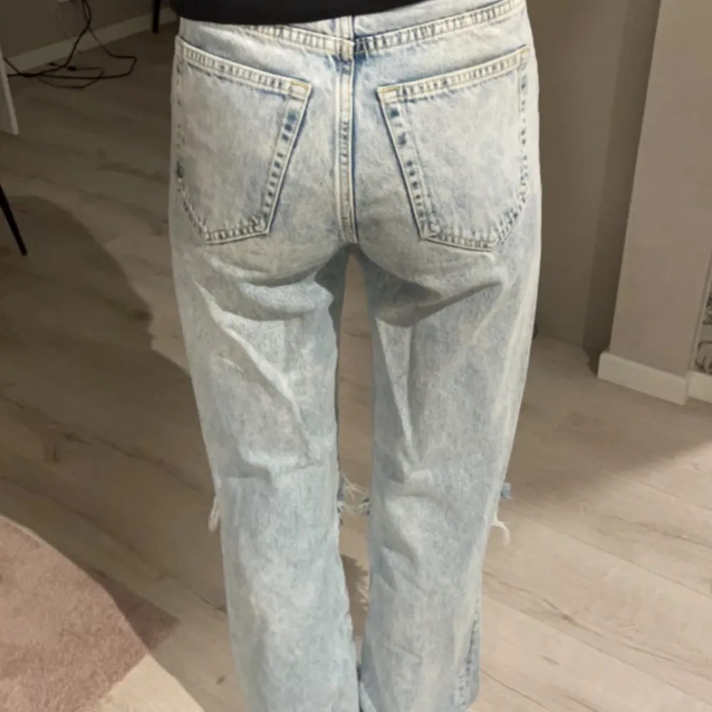 högmidjade jeans med hål i. Jeans & Byxor.