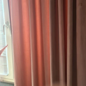 Inrednings gardiner och filt för säng - Hej jag säljer både gardiner i sammet och filt som man lägger på sängar detta pris går att diskutera men hade säljt allt sammanlagt för 650kr då man får med två rosa filtar och en blå osen två rosa sammets gardiner 