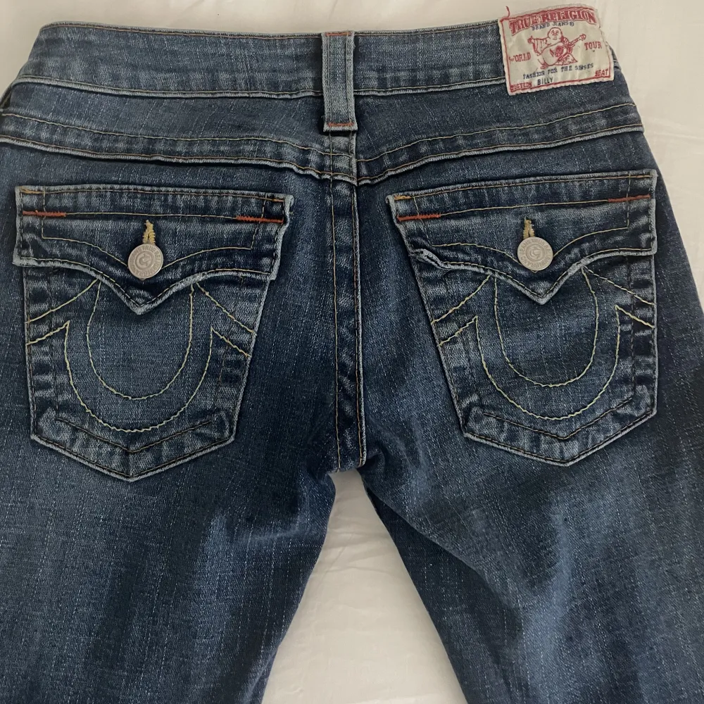 Jätte snygga lågmidjade true religion jeans i storlek 27. Säljer då de är för små för mig💕. Jeans & Byxor.