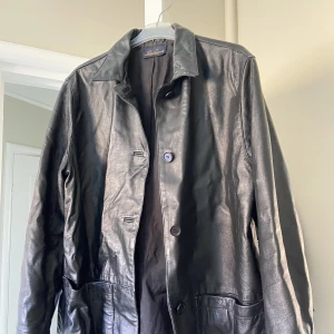 Skinnkappa - Säljer min fina skinnkappa köpt på humana. Tyvärr kommer den inte till användning längre och måste hitta ett nytt hem! Perfekt nu inför hösten!