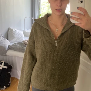 Stickad tröja - Jättemysig tröja! Lite nopprig men går enkelt att fixa med en noppbortagare! 