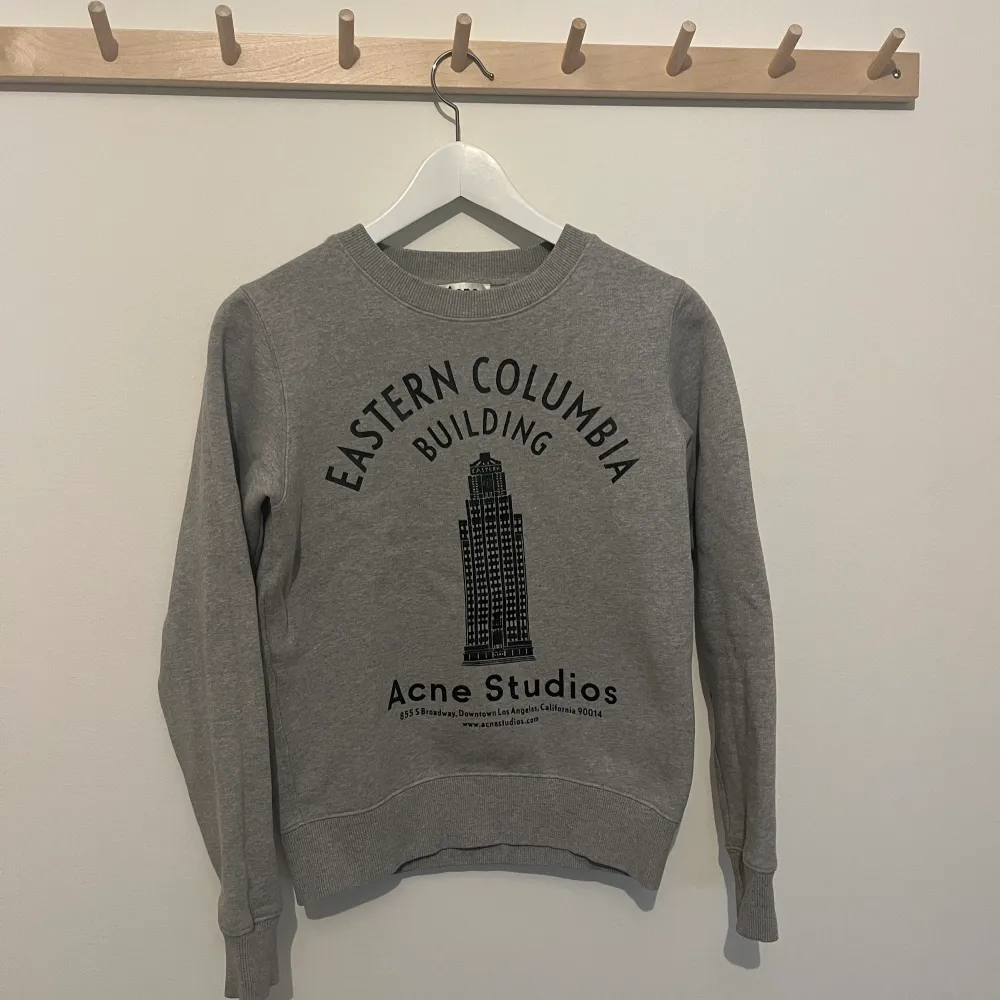Ovanlig collegetröja/sweatshirt från ACNE STUDIOS limited edition Eastern Columbia Building. Togs fram speciellt för invigningen av Acnes flagship store i LA. Något stor i storleken. Använd i bra skick. Kan skicka fler bilder. . Tröjor & Koftor.