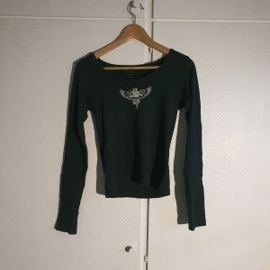 Långarmad tröja - En tunnare svart tröja med en döskalle på, konsakta vid fler frågor💞💞