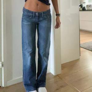 Perfekta low waist jeans från Big Star🩷Jättefint skick!! säljer pga gillar inte färgen. Hör av er vid fler frågor!🩷FRI FRAKT (söndag)