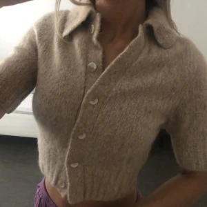 Cos kofta - Säljer min fina stickade tröja ifrån COS. Endast använd en gång. Köpt för 890 kr. 