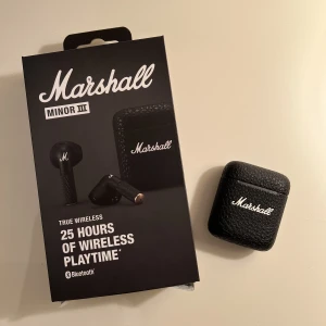 Trådlösa hörlurar  - Säljer nu mina trådlösa hörlurar, Marshall minor III då dom inte används. Mitt pris: 600kr Nypris: 1 290kr   Kartong och hörlurar medföljer.  Kan skickas om köparen står för frakten. 