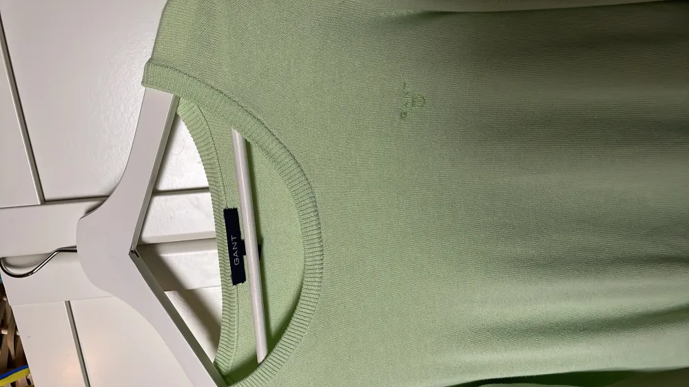 Tunt stickad tröja från gant i en jättefin ljusgrön färg. Köpt secondhand men är i mycket fint skick!❤️‍🔥. Tröjor & Koftor.