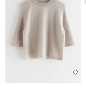 Other stories  - Säljer denna super fina Other stories t-shirten i alpacka, jag har nästan aldrig använt den har typ bara använt den 1 gång ❤️🫶🏻