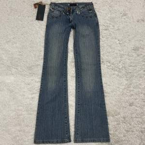 Lowrise o bootcut jeans, i perfekt skick 💕 Midjan är 72cm  och innerbens är 80cm 🩶