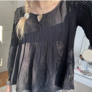 Svart topp - Jätte söt topp! Köpt här på Plick,lånade bilder