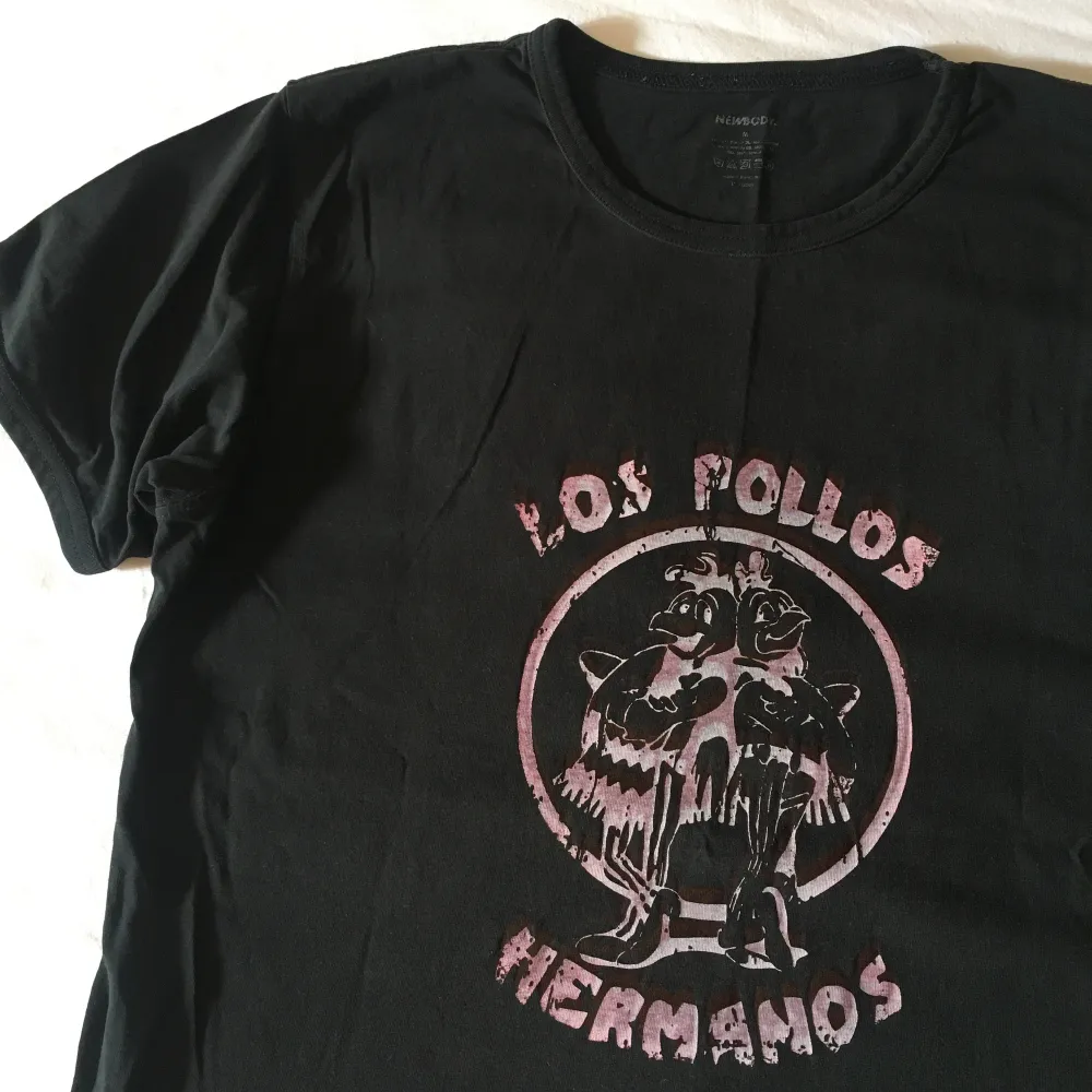 Unik T-shirt med handgjort ”Los Pollos Hermanos” tryck på!! (Trycket håller i tvätten, tvätta ut och in) trycket är vit/röd/rosa. T-shirts.