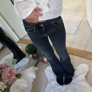 Jeans - Mörkgrå/svarta bootcut jeans från Gina🩷