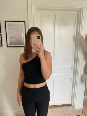 Svart topp - Svart linne med one shoulder och ribbat material. Fint skick🥰 