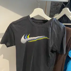 Vart Nike t-shirt sitter väldigt bra, bra för både vardags kläder som träningskläder 
