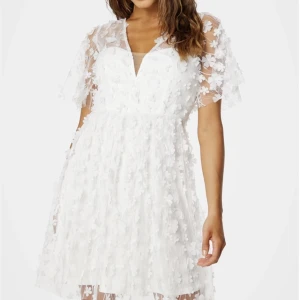 Studentklänning - Säljer min fina studentklänning från bubbleroom. Endast använt ett par timmar på studentdagen och är som helt ny. Köpte klänningen för 1099kr