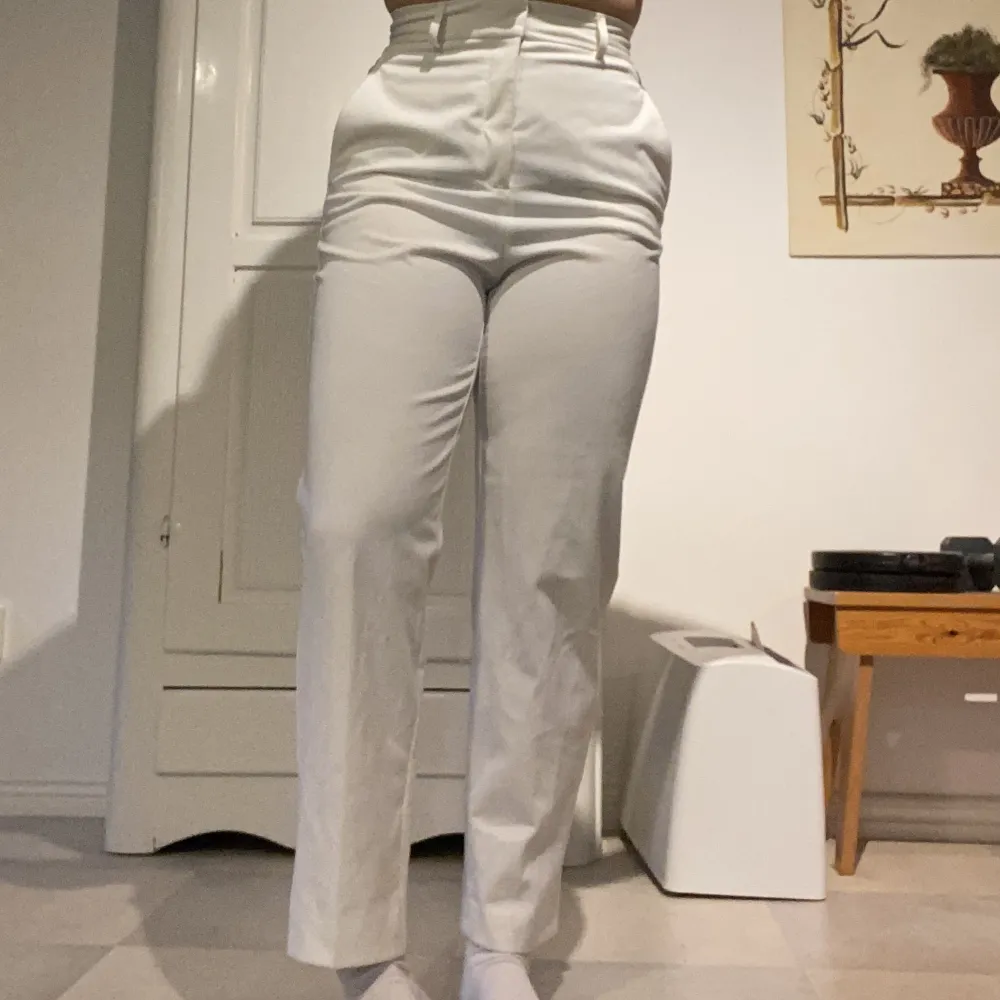 Vita kostymbyxor från hm. Jeans & Byxor.