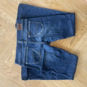 Lågmidjade Lee Jeans  - Så fina, i perfekt skick, midja vira 39 tvärs över, innerben runt 82 men uppsydda på bilden för att passa mig som är 168, går att sprätta upp! 
