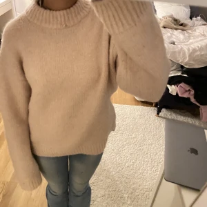 Rosa stickad tröja från HM - Super söt rosa tröja från hm! 💘 storlek xs men sitter lite oversized. 