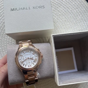 Michael kors klocka - Prislapp på.   Inköpspris 3000:-