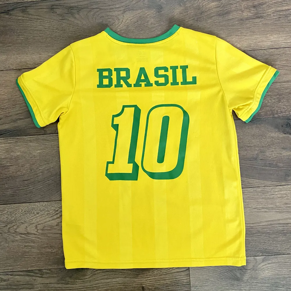 En brasil T-shirt. Använt skick, sitter som Xs/s !🇧🇷💗. T-shirts.