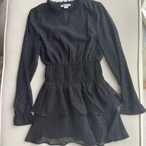 Klänning från Gina Tricot😻😻 - Använd 1-2 ggr. Superbra skick!❤️ Säljer p.g.a. för liten för mig. 