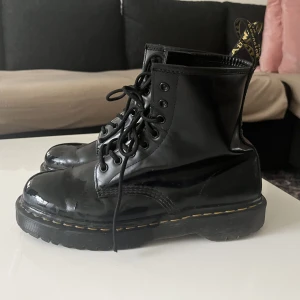 Dr martin boots - Nypris 2200. Använt några gånger är lite slitna på framsidan av högraskon inget man märker av. 