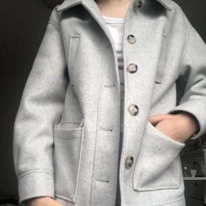 Fin höstkappa - Kappa i storlek 40 från NA-KD i bra skick! Perfekt nu till hösten 🍂