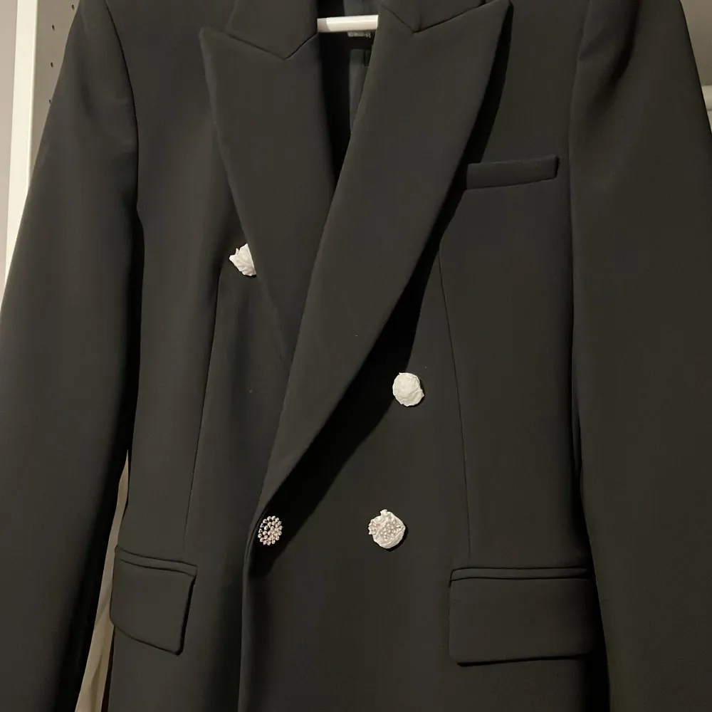 Strukturerad blazer från ZARA med axelvaddar. Mycket bra kvalité, enda defekt på varan är däremot att en knapp har lossnat och hittar tyvärr inte den. OANVÄND. Nypris cirka 899kr. Kostymer.