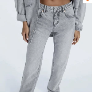 Stradivarius lågmidjade jeans🤍 - Supersnygga lågmidjade jeans från stradivarius🤍storlek 36 och bra skick!!