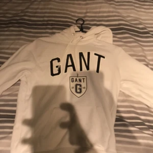 Vit gant hoodie - Säljer den pga av att ja inte passar i den längre:(