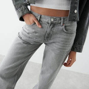 mid waist jeans - säljer dessa jättesnygga mid waist jeansen från gina tricot! osäker om det är straight eller wide men kom privat för fler bilder! knappt använda 🫶🏼tryck gärna på köp nu! 
