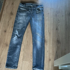 Dondup Jeans - Säljer mina dondup jeans i modellen George skinny fit, storlek 33. De är fint skick och inte särkilt använda. Köpt för 3000kr 